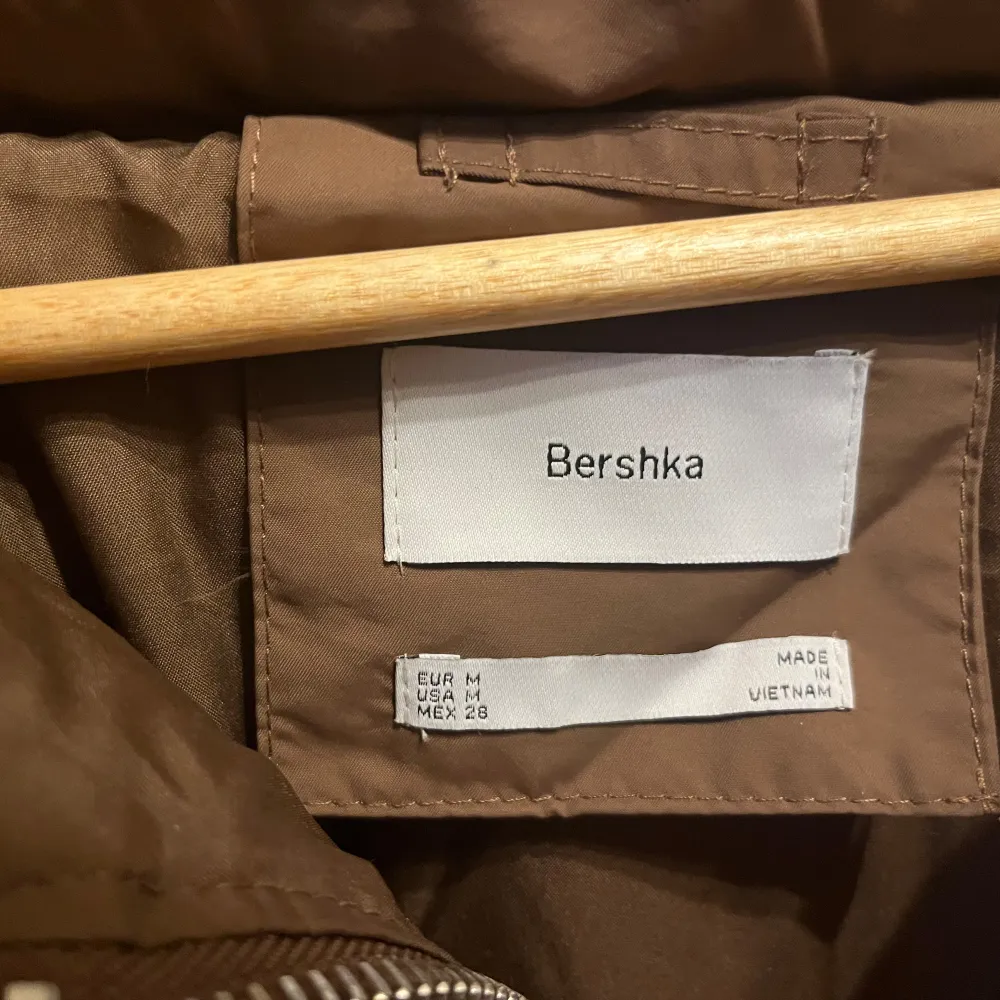 Ny vinterjacka från Bershka i storlek M. Köpte den för några år sen och glömde bort om att jag hade den. Aldrig använt.. Jackor.