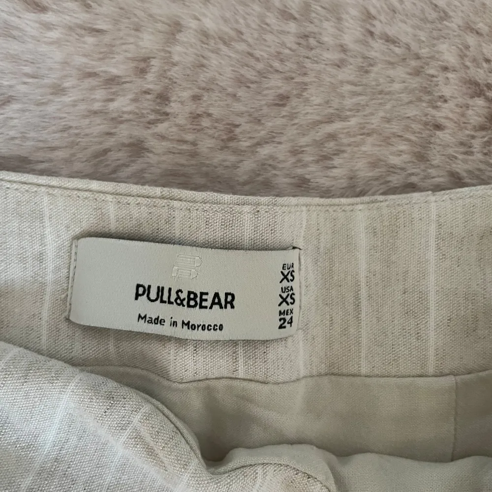 Vit/beig linne kjol ifrån pull & bear i storlek XS. Kjolar.