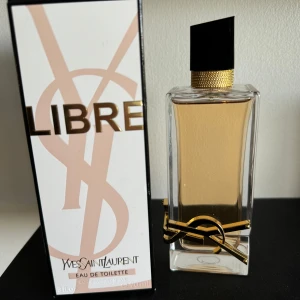 Ysl libre 90ml edt parfym  - Endast testad, men behöver rensa bland parfymerna.  YSL libre edt 90ml, helt ny.  Säljs för 900kr inkl, FAST PRIS!!! Annars kan jag lika gärna behålla den, men efterfrågan är stor o har många parfymer. Skickas  med i originalkartongen.