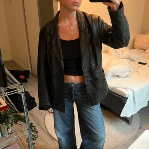 Läderjacka - Läderjacka köpt vintage. Defekt vid fickan då några sömmar gått av. 