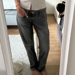 Jeans weekday - Säljer mina jeans från weekday, använda ett fåtal gånger så i väldigt fint skick🩷nypris 590kr
