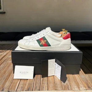 Gucci aces - Säljer mina super feta gucci aces ”ace bee” || Skorna är i bra skick bara lite smuts på sulan || nypris: 7000kr mitt pris endast: 2200kr  || Skriv gärna om ni har frågor👍😁