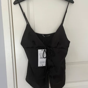 Zara topp - Fin topp från Zara som är helt oanvänd, prislapp kvar. 