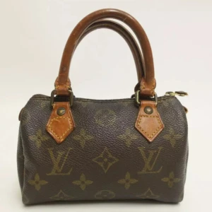 Louis Vuitton Mini Speedy  - Perfekt att ha med sig om man ska på en liten utflykt!! Du får plats för din telefon, korthållare, nycklar och lite smink. Speedy tillför en touch av lyx och stil till varje outfit och med en elegant och tidlös design. 