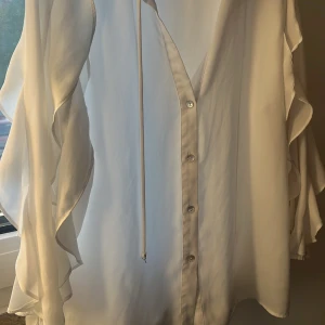 Blus  - Säljer min fina blus då den inte alls har kommit till användning längre men älskade den verkligen. Den är nyskick 
