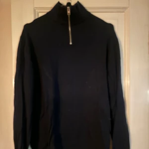 Jack&jones half zip - Säljer denna jack&jones half zip. Storlek S inte använd särskilt mycket o väldigt fint skick. bara att skriva om det är några frågor😁