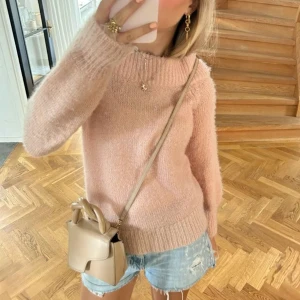 Rosa stickat tröja💞 - Säljer nu denna super fina stickat tröja från Gina! Första bilden är lånad från Filips montan❤️ vet dock inte var hennes är ifrån men dem är identiska i färgen i naturligt ljus och model❤️ öppet för prisförslag och funderingar💞kika på mina bilder inann