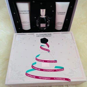 Parfym sett - Victor&Rolf Flowerbomb set -  Flowerbomb EDP 30ml Flowerbomb body lotion 50ml Flowerbomb bodycream 40ml