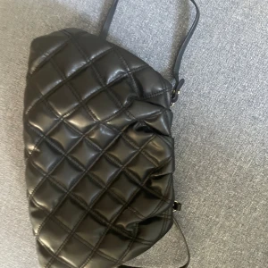 Clutch väska  - Svart clutch väska från hm, lite smutsig innepå men annars bra skick! 