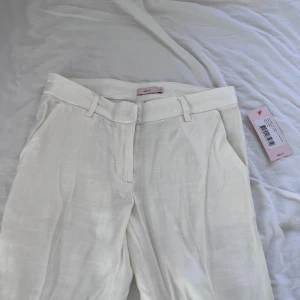 Linnebyxor  - Helt nya linnebyxor från Nelly som tyvärr inte kommit till användning. Väldigt snygga utsvängda med en låg midja i en kostymbyx modell.