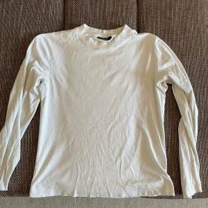 J.Lindeberg Tröja - Säljer denna tröja då den inte längre används! Den är i Large men lite 60/40 mer åt Medium! Nypris 1199kr mitt pris 499kr Säljs som ”Liten” som fraktmetod då blir frakten 29kr☺️