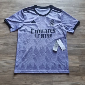 Real Madrid - Fotbollströja - En riktigt fin Real Madrid Fotbollströja använd max 3 gånger. Storlek S ( Kan möjligtvis passa M) Tags medföljer sidan om. Hör av er vid frågor eller funderingar!