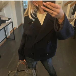 Kappa design by si -  Jättefin kappa från design by si. Jättebra skick. Färgerna är svart.