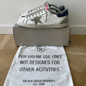 Golden goose  - Säljer nu ett par riktigt feta golden goose i storlek 44 men jag skulle säga att dem även passar 43. Skicket på sulan inuti är som ny som ni ser på 3e bilden. ❗️Box och dustbag följer med❗️Det är bara att höra av er vid minsta lilla fråga!🙌🏼