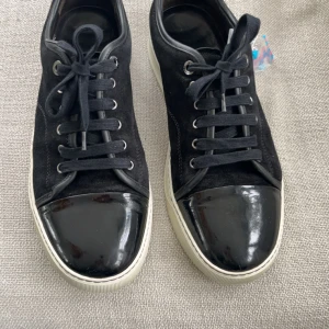 Lanvin - Lanvin skor, skick 8/10 Nypris 4500, mitt pris 1900 Box medföljer men tyvärr inte kvittot👌storlek 43/UK 8.  vid frågor skicka ett medelande svarar snabbt