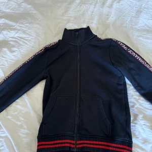 Peak performance zip - Marinblå peak performance zip tröja i jättebra skick!🤩