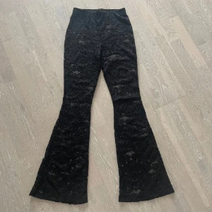 spets byxor  - jätte fina lite slitna där nere eftersom dom är för långa för mig. använda två gånger i storlek s. priset kan diskuteras 