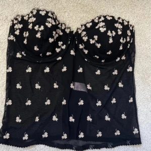 Blommig korsett fest topp - Så fin korsett topp, finns inget märke i, köpte här på Plick men endast använd en gång. Passar mig bra som har Xs/s🩷