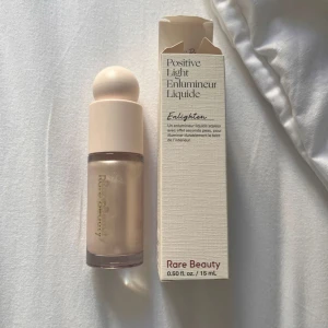 Rare beuty highliter💕 - Köpte fel färg så ja säljer den istället, har använt några gånger men finns väldigt mycket kvar som man kan se på bilderna💕I färg Enlighten (15 ML) 💕 köpte den för 500 kr