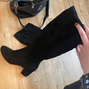 stövlar - Defekter i den andra bilden. annars i bra skick