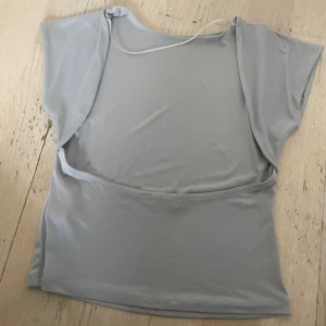 Backless topp - Helt ny bara testad en gång. Svårt att säga vad det är för färg men typ grå blå. Säljer eftersom jag inte använder den. Köp för 100kr🫶🫶