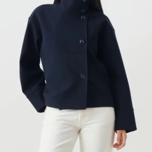 Vår kappa - Säljer min jätte fina vårkappa från Gina då den ej kommer till användning! Den är u S/Xs, kommer inte ihåg! Anledningen till att den inte använts är att jag inte passar så bra i marinblått💕nyskick !!