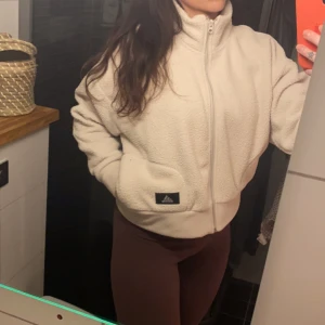 Adidas Teddy jacka  - Fint skick  Storlek L men passar mig som är S Mysig och varm. Funkar som jacka nu på våren 