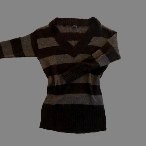 snygg randig tjocktröja🍁 - jättesnygg randig brun tjocktröja från only🍂