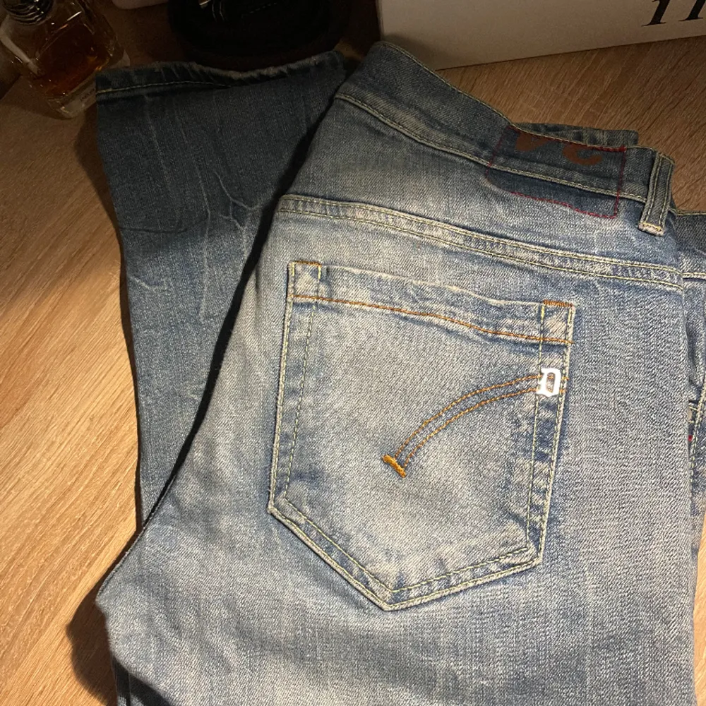 Dondup jeans - George  Inte mycket använda 9/10 skick  Storlek 34  Org pris 1800kr Skriv vid fundering! Kan gå ner i pris med mycket vid snabb affär!!!! . Jeans & Byxor.
