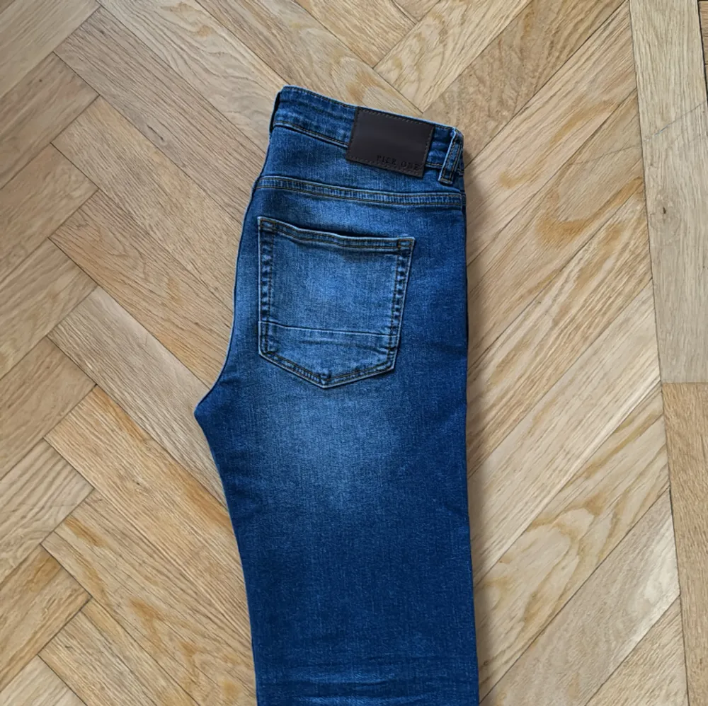Trendiga jeans, storlek 28/30. Använda ungefär 5 gånger, skick 10/10. Köpta för runt 500-600 kr och säljer dom för 270. Jeans & Byxor.