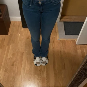 Low waist jeans bootcut - TRYCK INTE PÅ KÖP DIREKT SKRIV INNAN!!!!Säljer dem här jätte snygga jeansen som tyvärr inte kom till användning 💕 De är från Only. Nypris:399kr(Rensar ut min garderob så vill jätte gärna bli av me dem så fort som möjligt)☺️