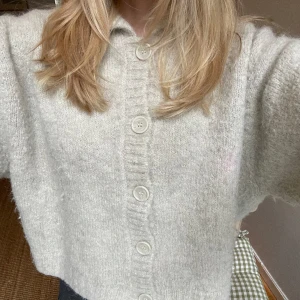 Tjock stickad kofta  - Jättefin kortare stickad kofta rätt tjock i materialet  😍 tyget ska i modellen vara lite lurvigt! Passar XS-M, jag har S och den passar perfekt. Ska tilläggas så har jag skrivit mina initialer i den😄😳