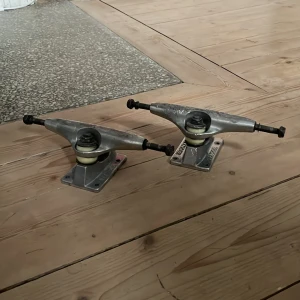 Tenson truckar - Passar 8” brädor. Säljer dessa fin fina truckar då de inte passar på min nya bräda, de har är smått grindade så inga djupare märken. Fungerar perfa, har hjulmuttrar med men dock inte skruvar 🙏