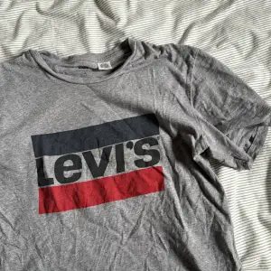 T-shirt från Levis i storlek M. True to size. Inga skador eller fläckar!