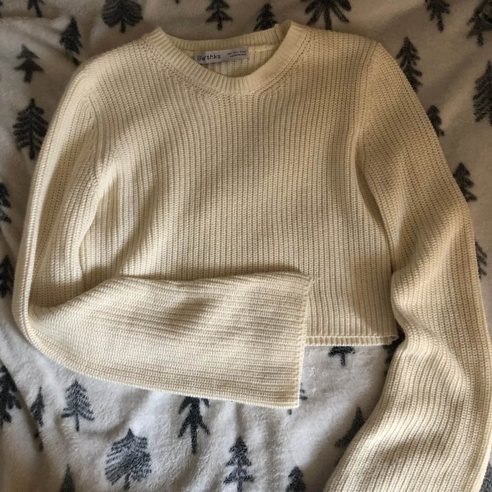 Beige stickad tröja från Bershka i storlek S. Liten fläck i mitten på tröjan, men går nog att få bort. Kom privat för fler bilder eller frågor, priset kan diskuteras💕. Tröjor & Koftor.