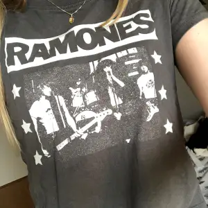 Ramones tshirt från HM i storlek xs, inga hål eller missfärgningar, kom privat för fler bilder eller frågor💕