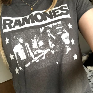 Tshirt - Ramones tshirt från HM i storlek xs, inga hål eller missfärgningar, kom privat för fler bilder eller frågor💕