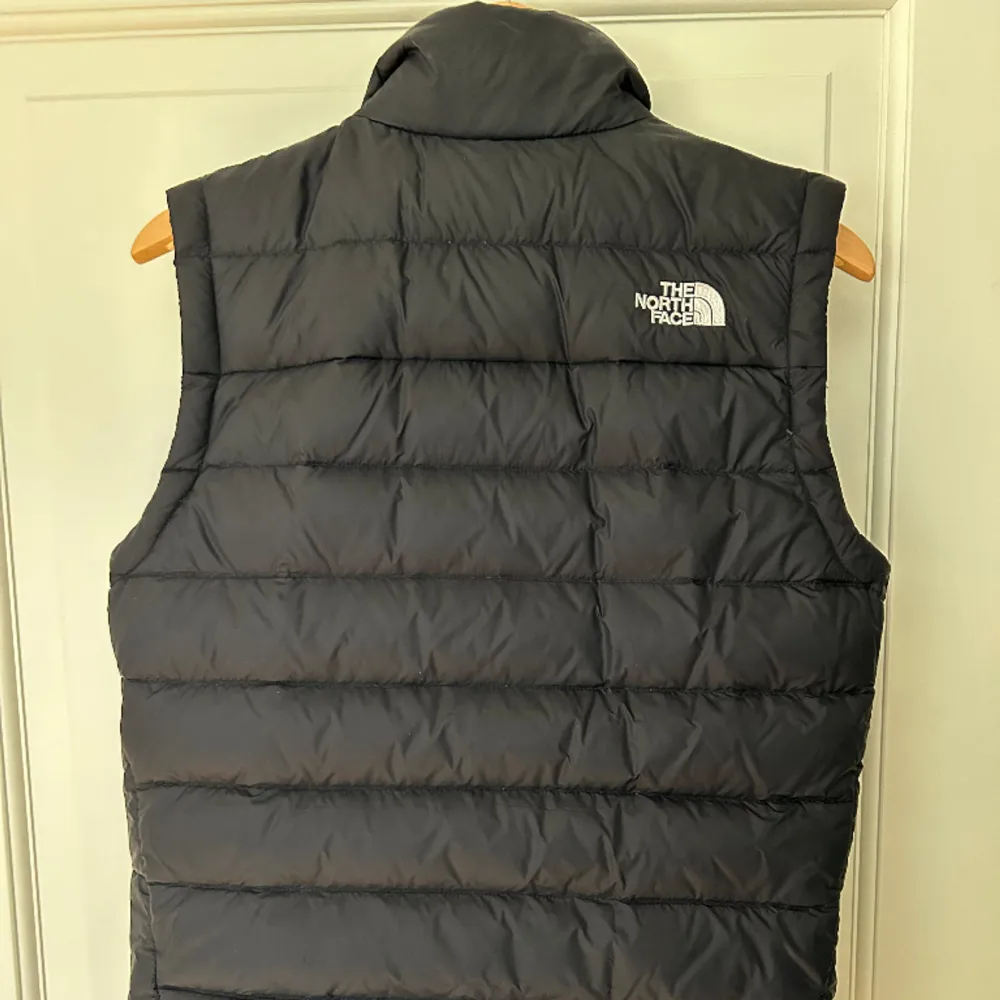 Säljer nu denna sjukt snygga north face väst då den börjar bli lite liten. Säljer den för 499 då den är väldigt sparsamt använd och köptes för 2100 på zalando förra året.. Jackor.