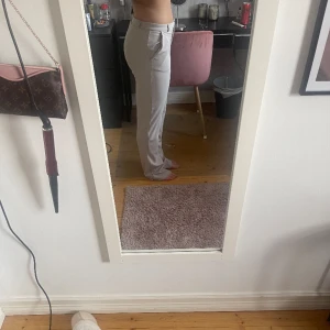 Beige kostymbyxor - Säljer dessa då jag inte använder de, väldigt skönt o stretchigt material, ganska långa på mig som är 166