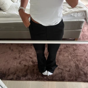 Kostymbyxor med slits  - Superfina kostymbyxor med slits som endast är använda 2 ggr! Jag är ca 170 för referens 💕 från kollektionen nelly x glamorous 