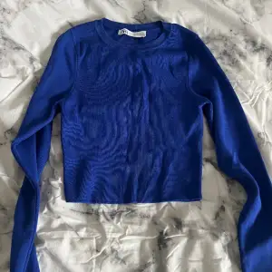 Blå tröja från Zara. Storlek medium men snarare en xs i passformen 