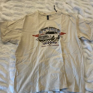 T-Shirt från H&M 💗 - En Cream färgad tröja från H&M med texten ”Nevada” och en bil på 💗 I bra skick och inte använd på över 6 månader 💗