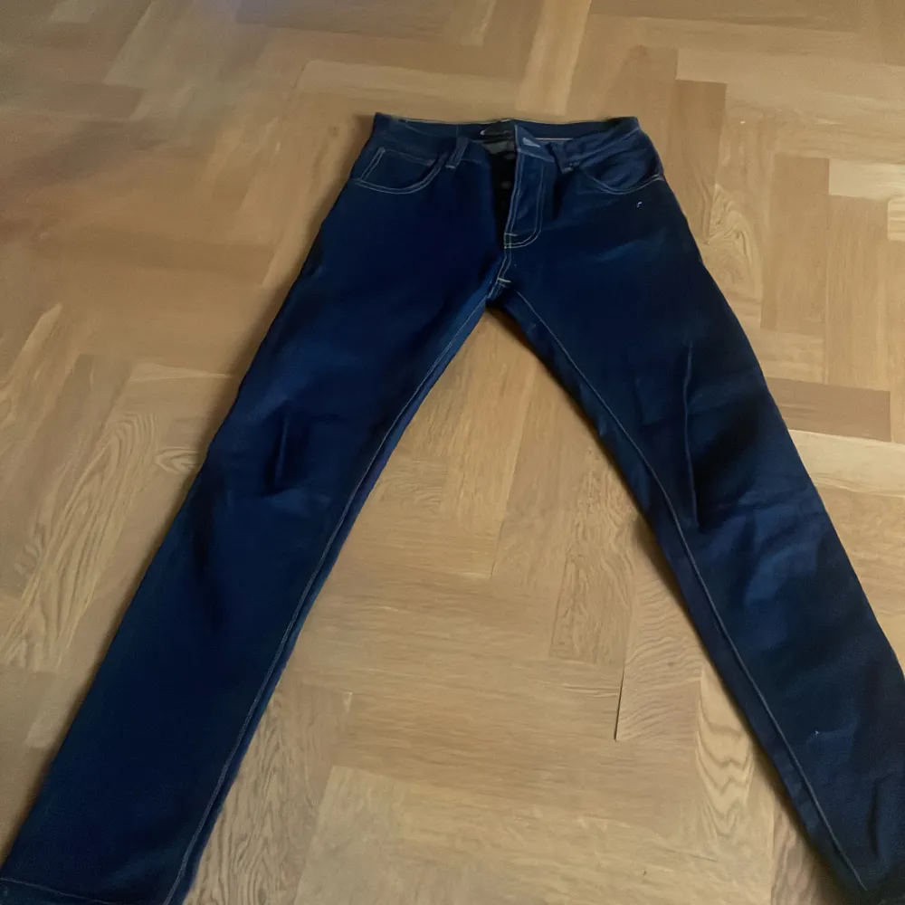 Ett par helt nya och oanvända Nudie jeans i storlek W27 L32. Jeans & Byxor.