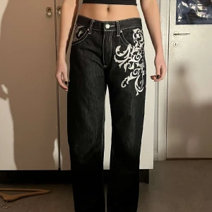 Mörka mönstrade midrise jeans - W30 L32, sitter lägre i midjan på mig som är 177 och går till hälarna ungefär. Lös passform i benen