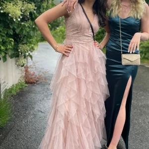 Rosa balklänning - Säljer min superfina balklänning! Rosa med tyll och öppen rygg💗 Från ett danskt märke, hittar inte denna klänning någonstans på nätet nu!  Där håret är ivägen på bild två är det öppet. Super fint skick, endast använd en gång!