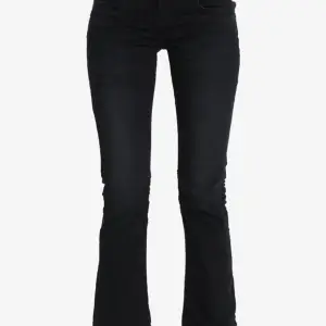 Superfina LTB jeans, säljer då de är för stora för mig, i storlek w30 L36! Sitter bra i längden på mig med långa ben! Passar nog på någon som har ca 40 eller 42! Iprincip nyskick, endast använt dom 1 gång! Öppen för pris förslag, nypris var 829kr