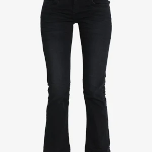 LTB, lågmidjade bootcut jeans - Superfina LTB jeans, säljer då de är för stora för mig, i storlek w30 L36! Sitter bra i längden på mig med långa ben! Passar nog på någon som har ca 40 eller 42! Iprincip nyskick, endast använt dom 1 gång! Öppen för pris förslag, nypris var 829kr