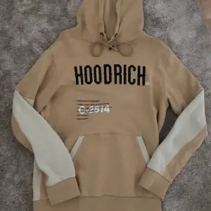 Hoodrich hoodie bär storlek M, använd ett fåtal gånger, är i bra skick. lite oversized och skön. Finns en tröja till hoodien också om man är intresserad. Säljer då jag inte använder längre. hör gärna av dig vid frågor och funderingar.
