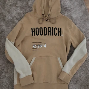 Hoodrich hoodie  - Hoodrich hoodie bär storlek M, använd ett fåtal gånger, är i bra skick. lite oversized och skön. Finns en tröja till hoodien också om man är intresserad. Säljer då jag inte använder längre. hör gärna av dig vid frågor och funderingar.