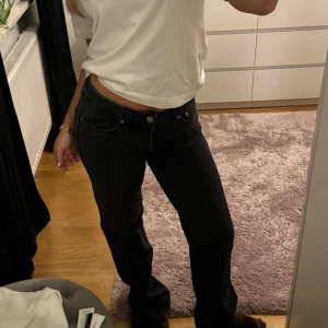 Jeans - Sköna och snygga jeans som passar till allt😍Fint skick då de knappast är använda!! Köp via knappen ”köp nu”🙏🏼